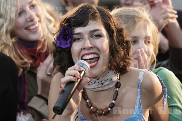 DEVENDRA BANHART - 2005-09-28 - PARIS - Place de la Bourse - 